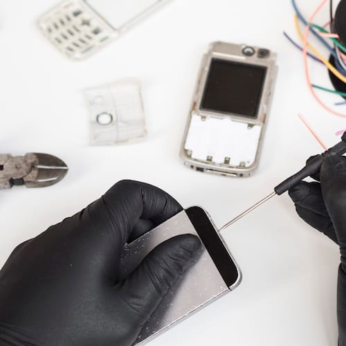 serwis-telefonow Serwis telefonów, osoba naprawiająca telefon